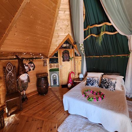 La Chaumiere Magique Des Elfes Et Ses Enigmes Bed & Breakfast Servas  Bagian luar foto
